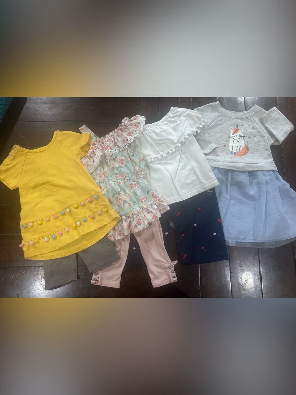 Lot of 4 outfits (7pcs) size 2T